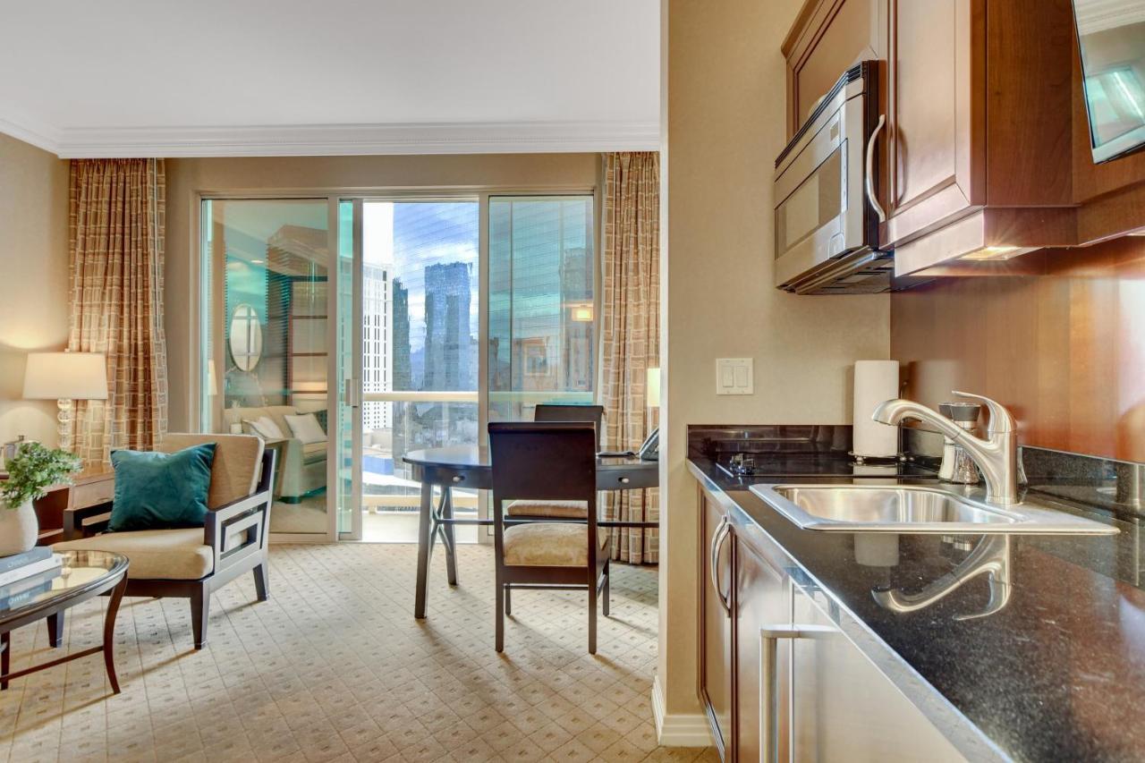 Balcony Full Strip View Suite Mgm Signature Free Valet Las Vegas Luaran gambar